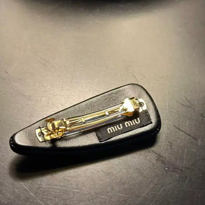 [BUNJANG] MIU MIU Logo Black Hair Clip / MIUMIU 로고 블랙 헤어클립