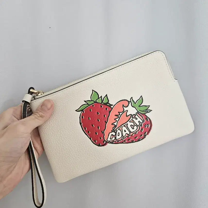 [BUNJANG] Coach Strawberry Wristlet Pouch - 24 Season Limited Edition / 코치 스트로베리 라지 위슬렛 파우치 겸 클러치 (24시즌 / 새상품)