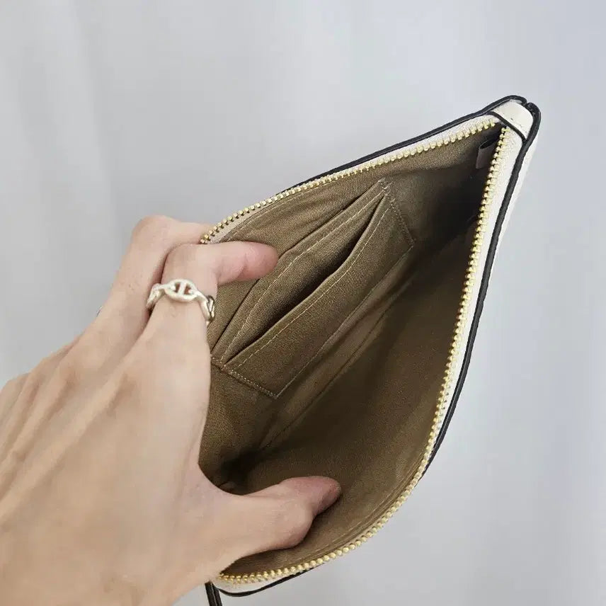 [BUNJANG] Coach Strawberry Wristlet Pouch - 24 Season Limited Edition / 코치 스트로베리 라지 위슬렛 파우치 겸 클러치 (24시즌 / 새상품)