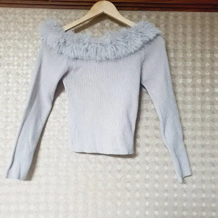 [BUNJANG] Unspecified Off-Shoulder Knit Sweater / 일본 퍼 트리밍 오프숄더 니트 달천깔 모리걸 라떼갸루 히메가루