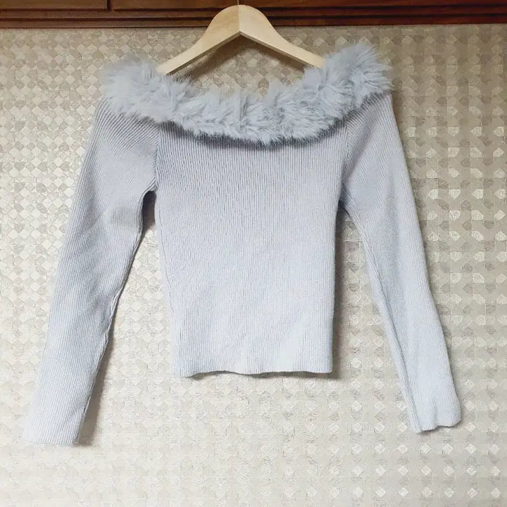 [BUNJANG] Unspecified Off-Shoulder Knit Sweater / 일본 퍼 트리밍 오프숄더 니트 달천깔 모리걸 라떼갸루 히메가루