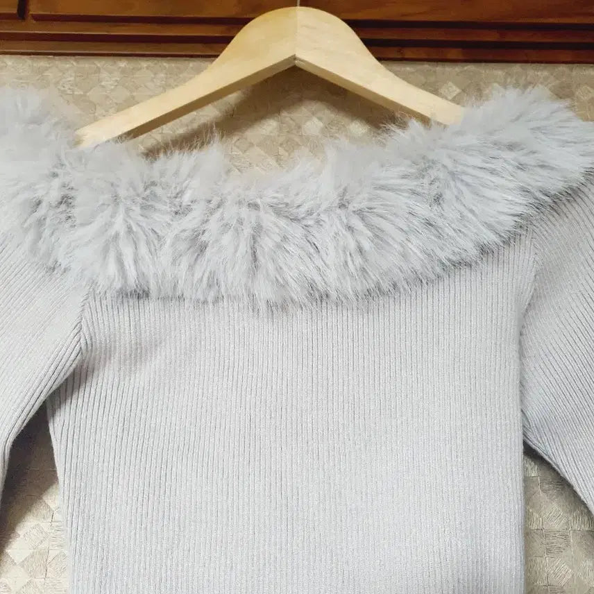 [BUNJANG] Unspecified Off-Shoulder Knit Sweater / 일본 퍼 트리밍 오프숄더 니트 달천깔 모리걸 라떼갸루 히메가루