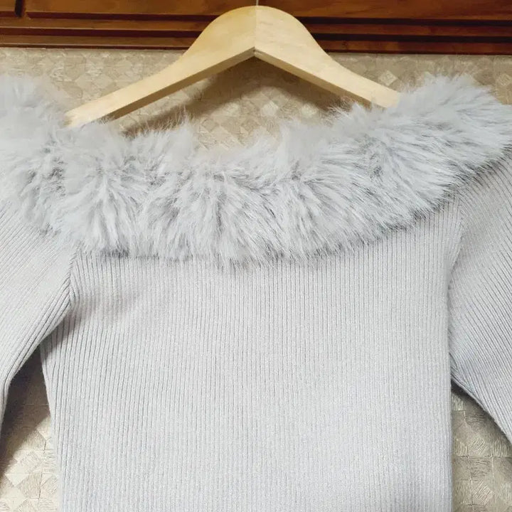 [BUNJANG] Unspecified Off-Shoulder Knit Sweater / 일본 퍼 트리밍 오프숄더 니트 달천깔 모리걸 라떼갸루 히메가루