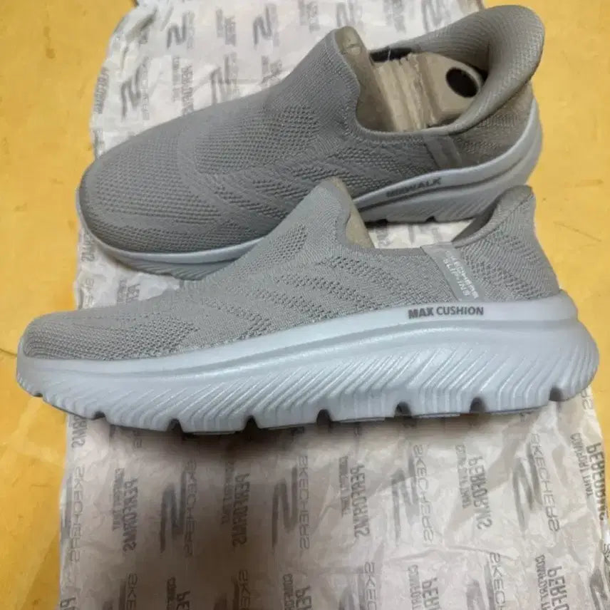[BUNJANG] Skechers Go Walk Max Cushioning Hyper Burst Slip-ins (245) Sneakers / 고워크 맥스쿠셔닝 하이퍼버스트 슬립인스 245 판매합니다!