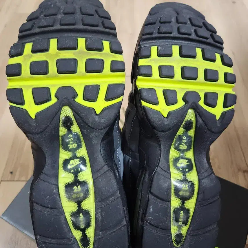 [BUNJANG] Nike Air Max 95 OG 2020 Neon Sneakers / 나이키 에어맥스95 OG 2020 네온 250