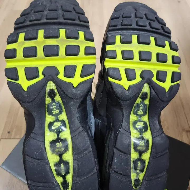 [BUNJANG] Nike Air Max 95 OG 2020 Neon Sneakers / 나이키 에어맥스95 OG 2020 네온 250