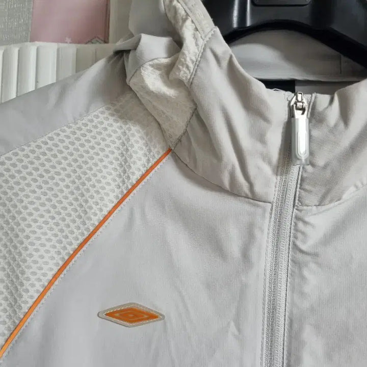 [BUNJANG] Umbro Hooded Windbreaker Jacket (Size 95) / 엄브로 바람막이 후드 자켓 사이즈95