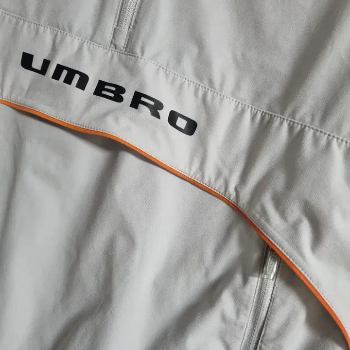 [BUNJANG] Umbro Hooded Windbreaker Jacket (Size 95) / 엄브로 바람막이 후드 자켓 사이즈95