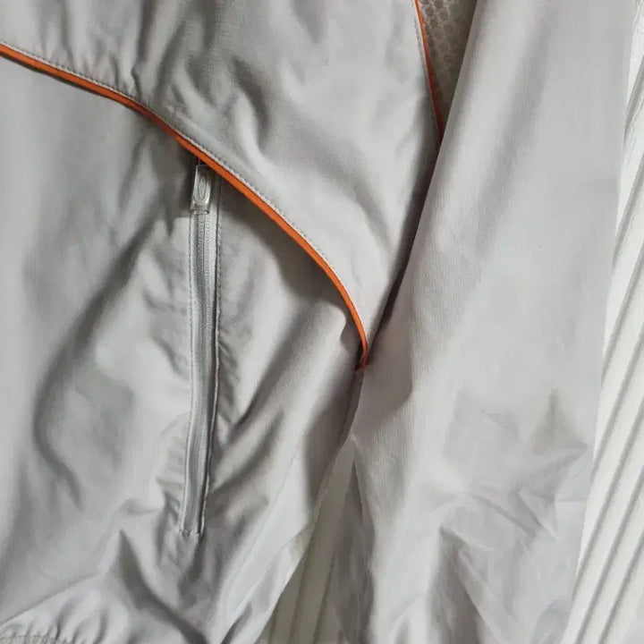 [BUNJANG] Umbro Hooded Windbreaker Jacket (Size 95) / 엄브로 바람막이 후드 자켓 사이즈95