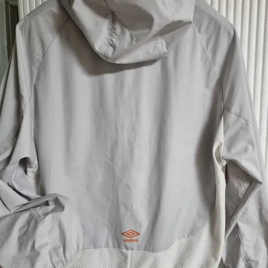 [BUNJANG] Umbro Hooded Windbreaker Jacket (Size 95) / 엄브로 바람막이 후드 자켓 사이즈95