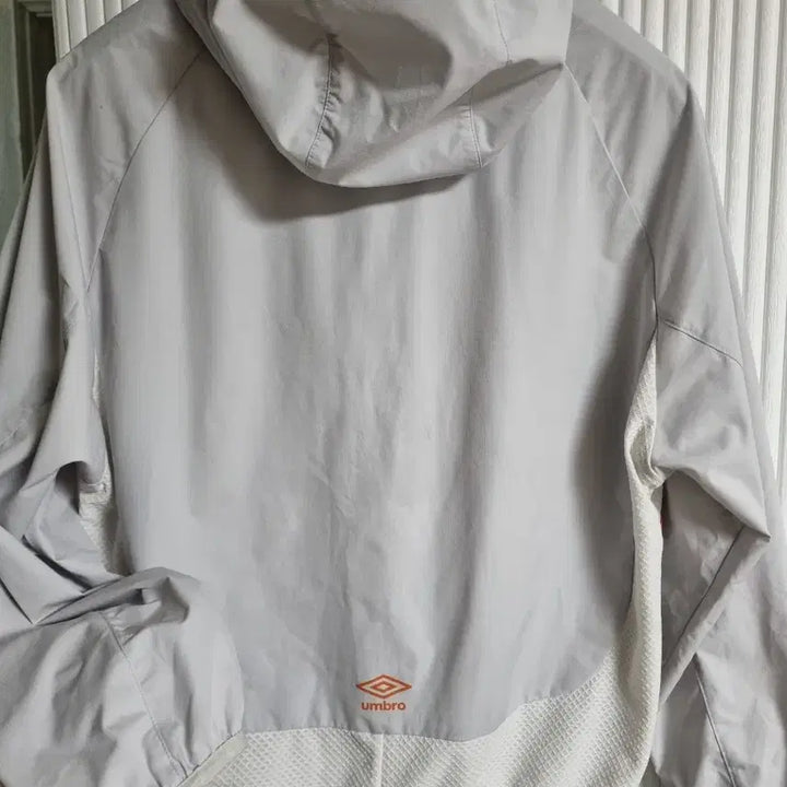 [BUNJANG] Umbro Hooded Windbreaker Jacket (Size 95) / 엄브로 바람막이 후드 자켓 사이즈95