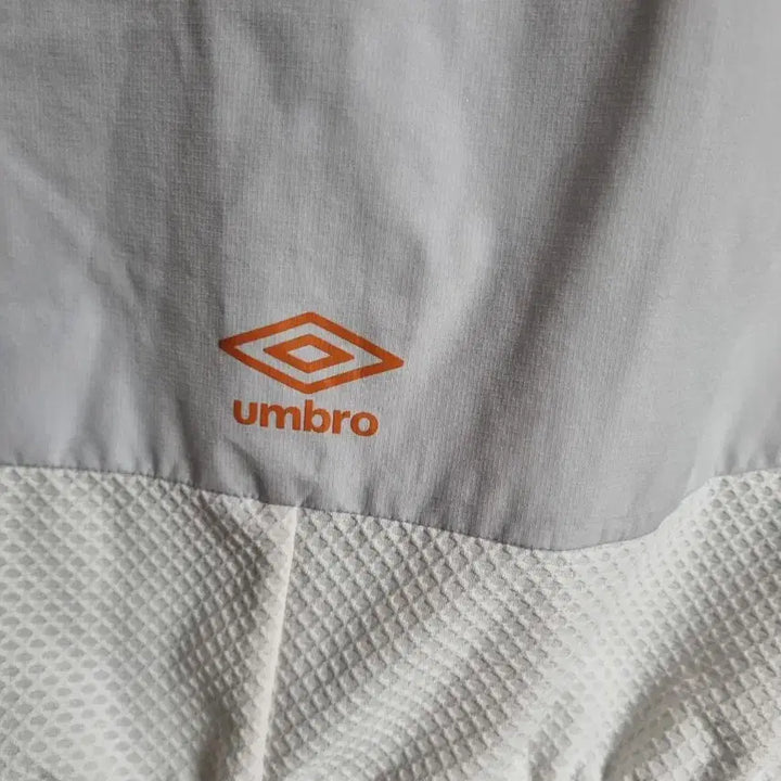 [BUNJANG] Umbro Hooded Windbreaker Jacket (Size 95) / 엄브로 바람막이 후드 자켓 사이즈95
