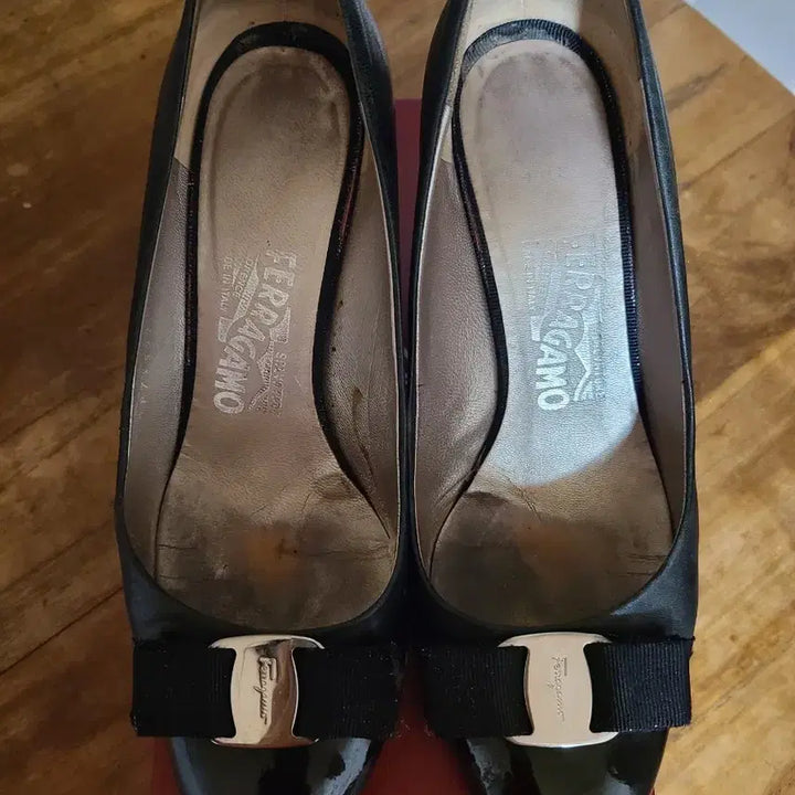 [SOLD OUT] 페라가모 블랙 여성 펌프스 구두 240사이즈