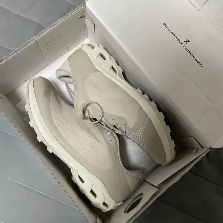 [BUNJANG] On Running x PAF Cloudventure Peak Ice Moon Sneakers / [245] 온 러닝 x 파프 클라우드벤쳐 피크 아이스문