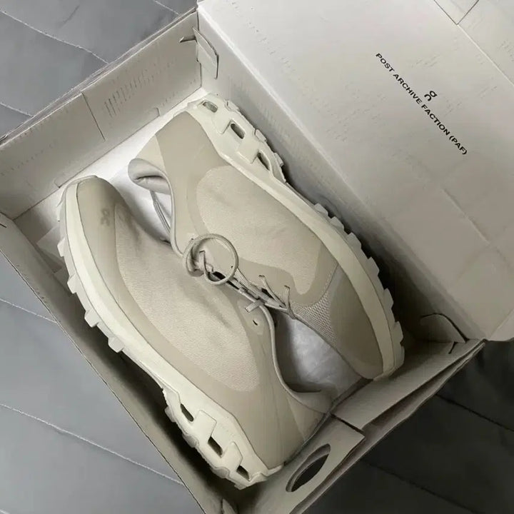 [BUNJANG] On Running x PAF Cloudventure Peak Ice Moon Sneakers / [245] 온 러닝 x 파프 클라우드벤쳐 피크 아이스문