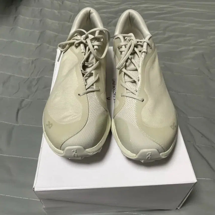 [BUNJANG] On Running x PAF Cloudventure Peak Ice Moon Sneakers / [245] 온 러닝 x 파프 클라우드벤쳐 피크 아이스문