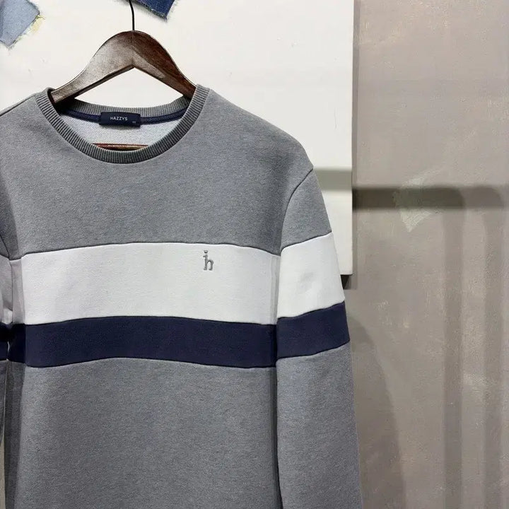 [BUNJANG] Hazzys Casual Color Block Logo Embroidered Sweatshirt / (100) 헤지스 캐주얼 배색 로고 자수 맨투맨 긴팔티
