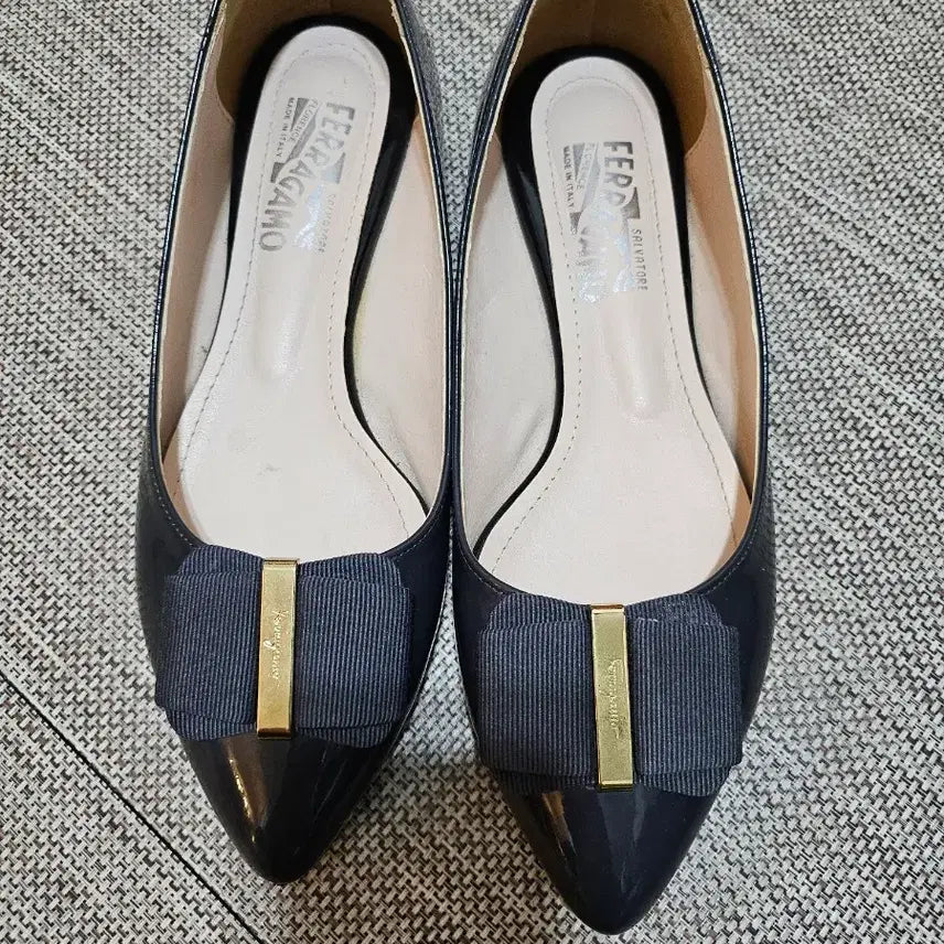 [BUNJANG] Ferragamo Ribbon Embellished Flat Shoes / 페라가모 리본 장식 플랫 슈즈 블랙