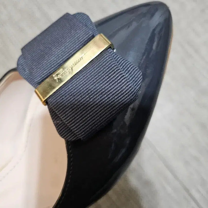 [BUNJANG] Ferragamo Ribbon Embellished Flat Shoes / 페라가모 리본 장식 플랫 슈즈 블랙
