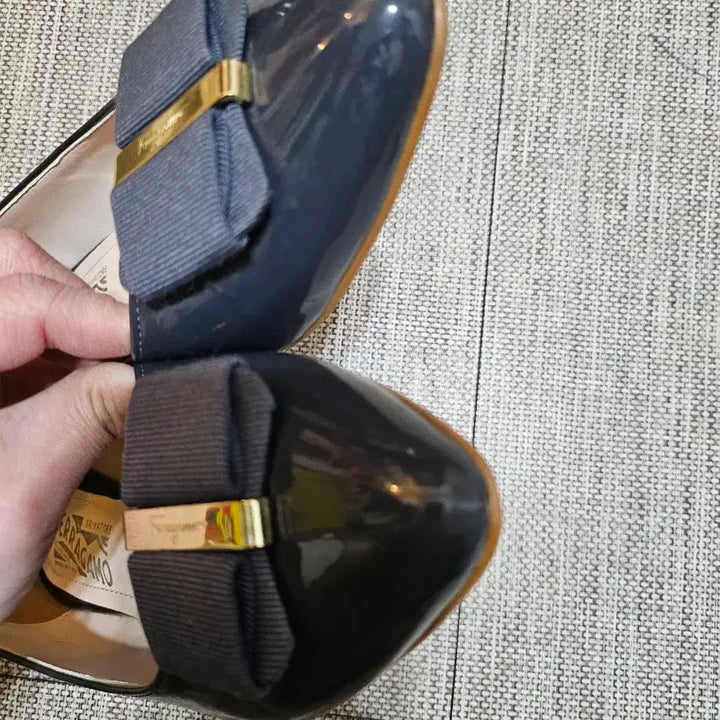 [BUNJANG] Ferragamo Ribbon Embellished Flat Shoes / 페라가모 리본 장식 플랫 슈즈 블랙
