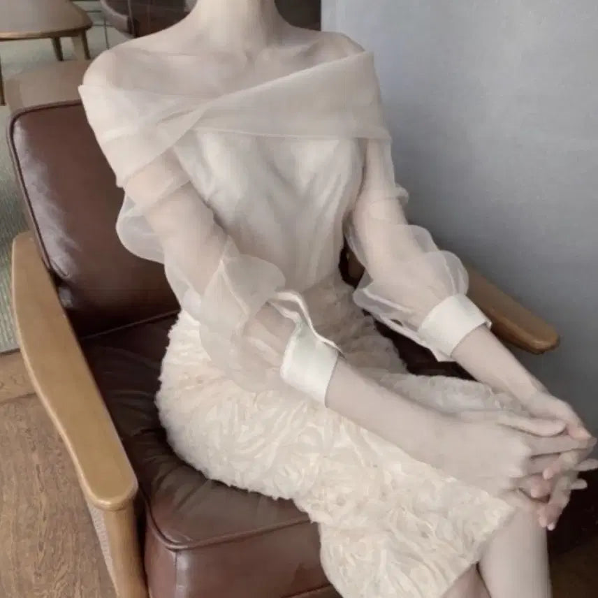 [BUNJANG] La Belle Blanc Off-Shoulder Blouse / 라벨르블랑 오프숄더 블라우스 (야옹이작가 착용)