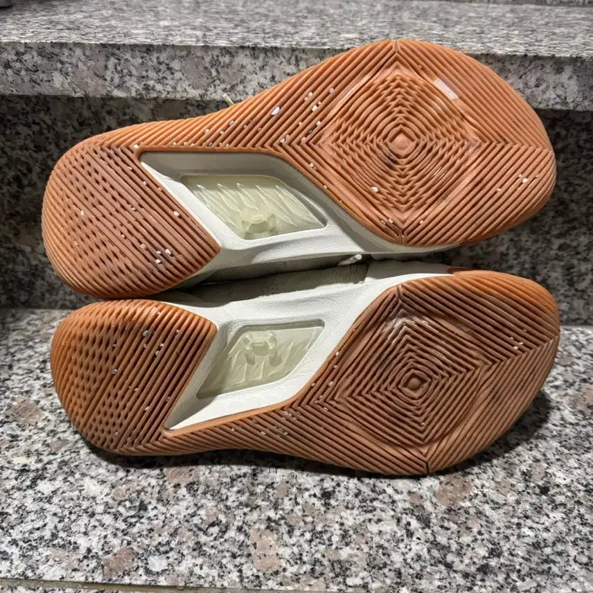 [SOLD OUT] 언더아머 커리5 아이보리 270 검솔