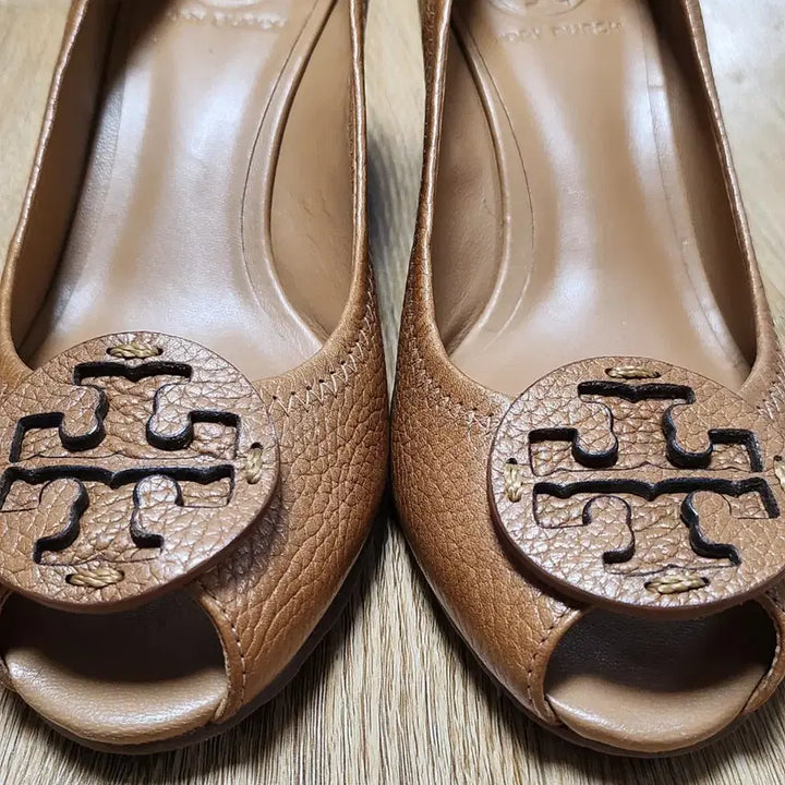 [BUNJANG] Tory Burch Open Toe Leather Wedge Heels / 토리버치 토오픈 가죽 웨지힐7.5/245