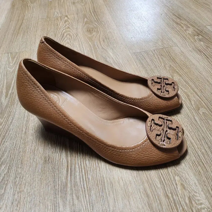 [BUNJANG] Tory Burch Open Toe Leather Wedge Heels / 토리버치 토오픈 가죽 웨지힐7.5/245