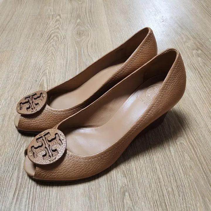 [BUNJANG] Tory Burch Open Toe Leather Wedge Heels / 토리버치 토오픈 가죽 웨지힐7.5/245