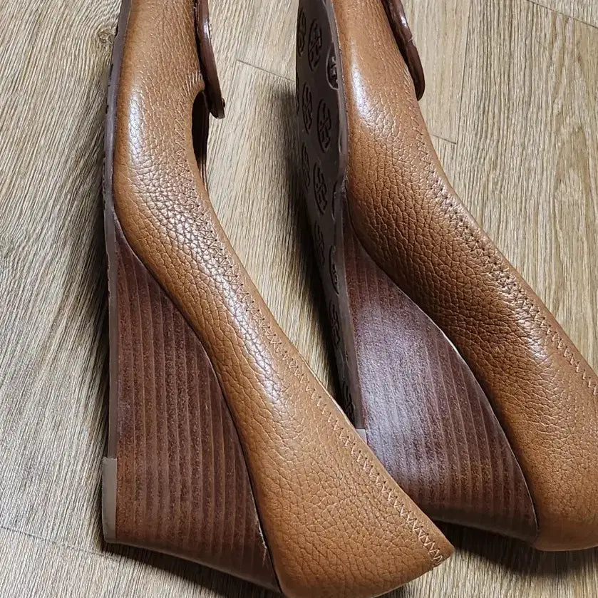 [BUNJANG] Tory Burch Open Toe Leather Wedge Heels / 토리버치 토오픈 가죽 웨지힐7.5/245