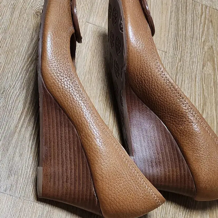 [BUNJANG] Tory Burch Open Toe Leather Wedge Heels / 토리버치 토오픈 가죽 웨지힐7.5/245