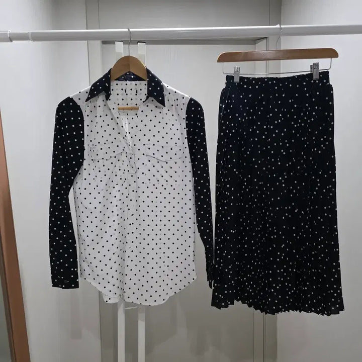 [BUNJANG] Polka Dot Blouse &amp; Pleated Skirt Set / 물방울무늬 블라우스 + 플리츠 스커트 세트