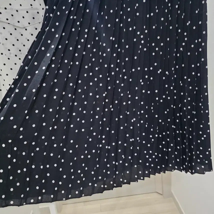 [BUNJANG] Polka Dot Blouse &amp; Pleated Skirt Set / 물방울무늬 블라우스 + 플리츠 스커트 세트