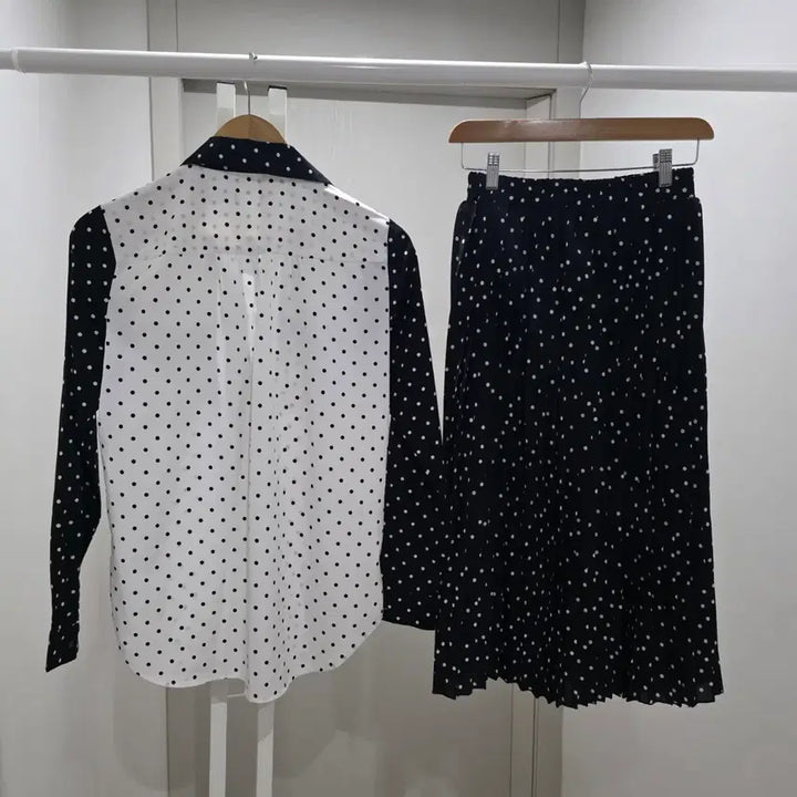 [BUNJANG] Polka Dot Blouse &amp; Pleated Skirt Set / 물방울무늬 블라우스 + 플리츠 스커트 세트