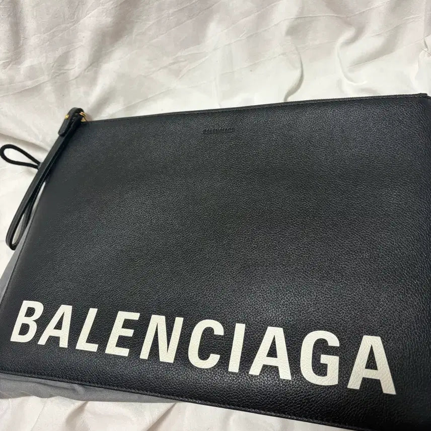 [BUNJANG] Balenciaga Logo Calfskin Clutch L / [대전백화점] 발렌시아가 로고 카프스킨 클러치 L