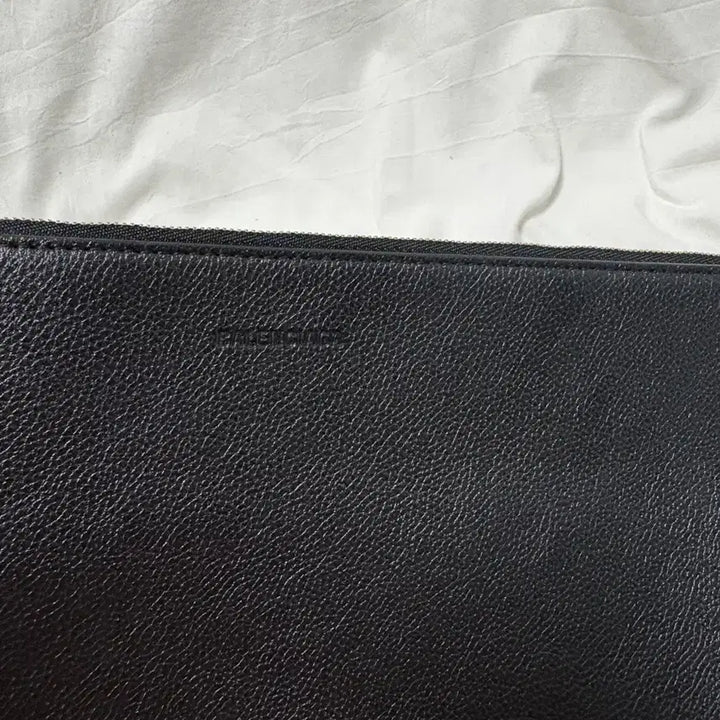[BUNJANG] Balenciaga Logo Calfskin Clutch L / [대전백화점] 발렌시아가 로고 카프스킨 클러치 L