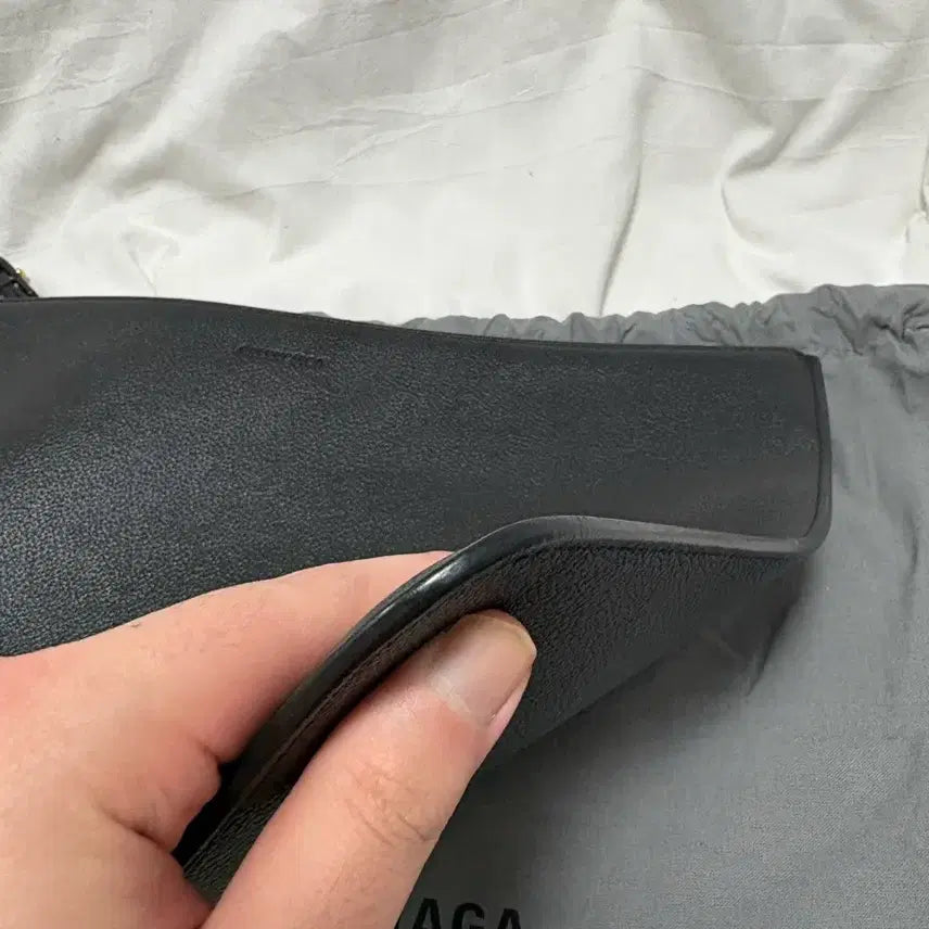 [BUNJANG] Balenciaga Logo Calfskin Clutch L / [대전백화점] 발렌시아가 로고 카프스킨 클러치 L