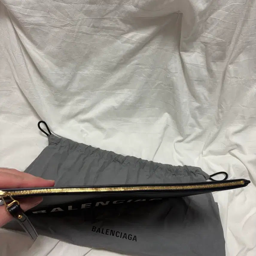 [BUNJANG] Balenciaga Logo Calfskin Clutch L / [대전백화점] 발렌시아가 로고 카프스킨 클러치 L