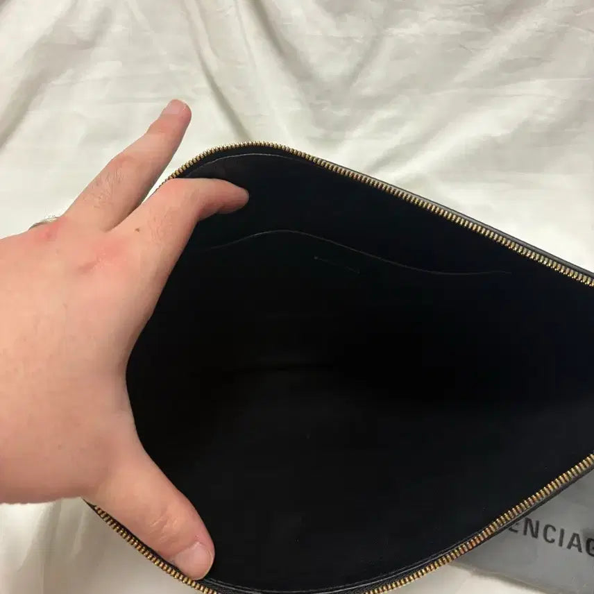 [BUNJANG] Balenciaga Logo Calfskin Clutch L / [대전백화점] 발렌시아가 로고 카프스킨 클러치 L