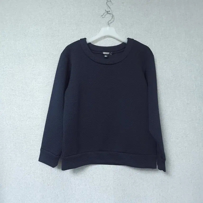 [BUNJANG] DKNY Embossed Navy Sweatshirt / DKNY 네이비 엠보싱 맨투맨 티셔츠
