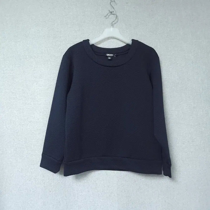 [BUNJANG] DKNY Embossed Navy Sweatshirt / DKNY 네이비 엠보싱 맨투맨 티셔츠