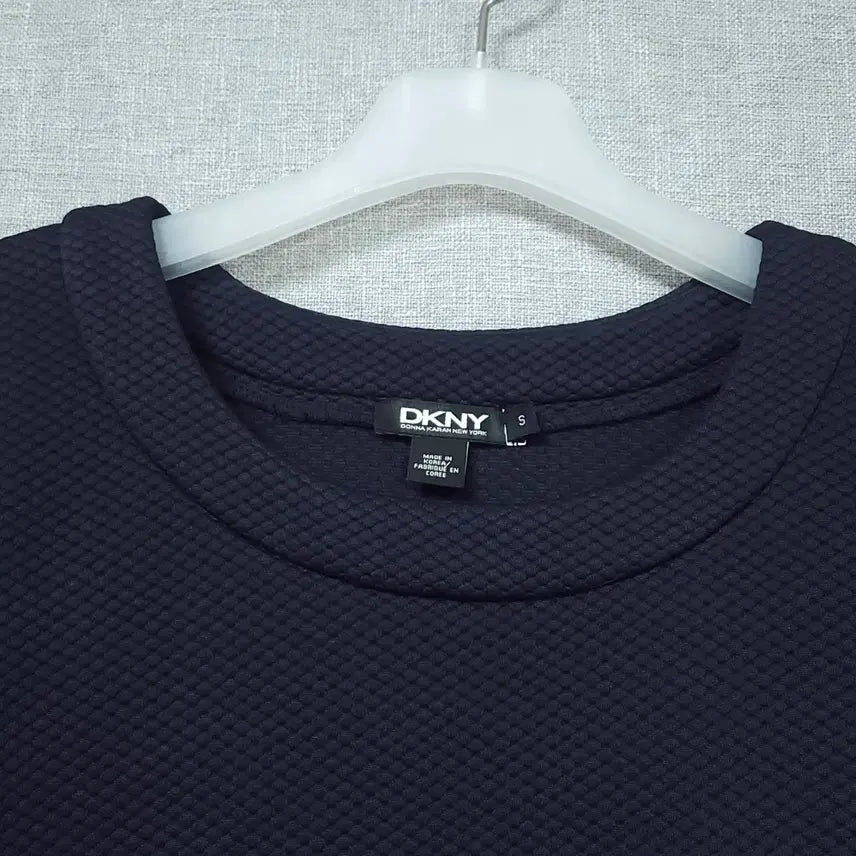 [BUNJANG] DKNY Embossed Navy Sweatshirt / DKNY 네이비 엠보싱 맨투맨 티셔츠