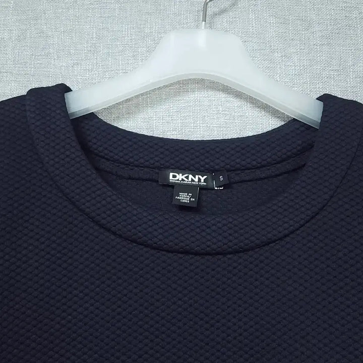 [BUNJANG] DKNY Embossed Navy Sweatshirt / DKNY 네이비 엠보싱 맨투맨 티셔츠