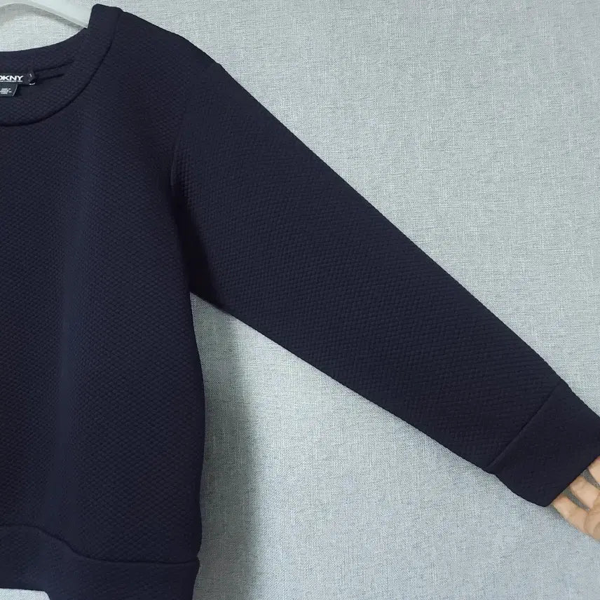 [BUNJANG] DKNY Embossed Navy Sweatshirt / DKNY 네이비 엠보싱 맨투맨 티셔츠