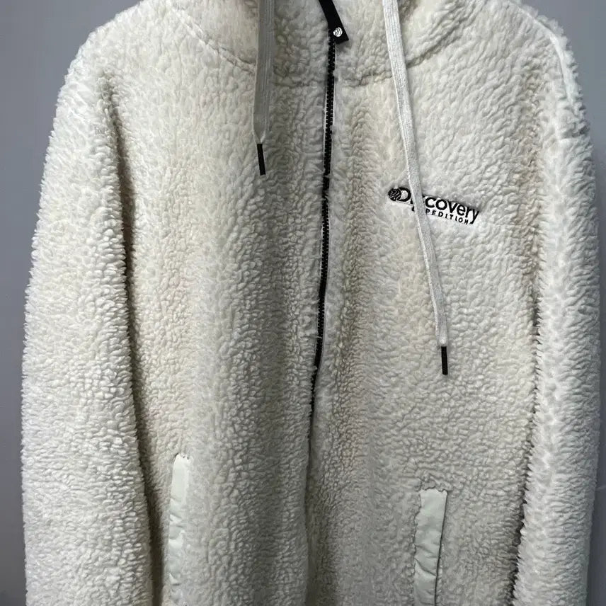 [BUNJANG] Discovery White Fleece Hoodie / 디스커버리 흰색 뽀글이 후리스