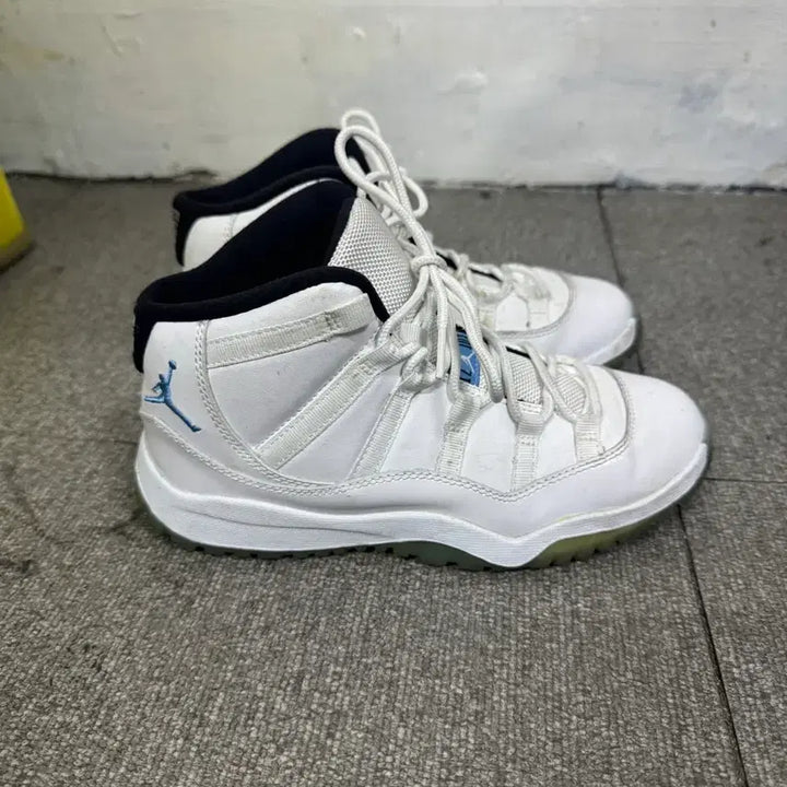 [BUNJANG] Nike Air Jordan 11 Legend Blue Sneakers / (220)나이키 에어조던11 레전드블루