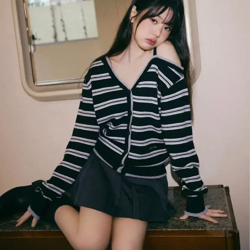 [BUNJANG] RoLAROLA Wonyoung One-Off Shoulder Striped Wool Blend Cardigan / 로라로라 원오프 숄더 스트라이프 울 혼방 가디건 블랙[장원영 pick]