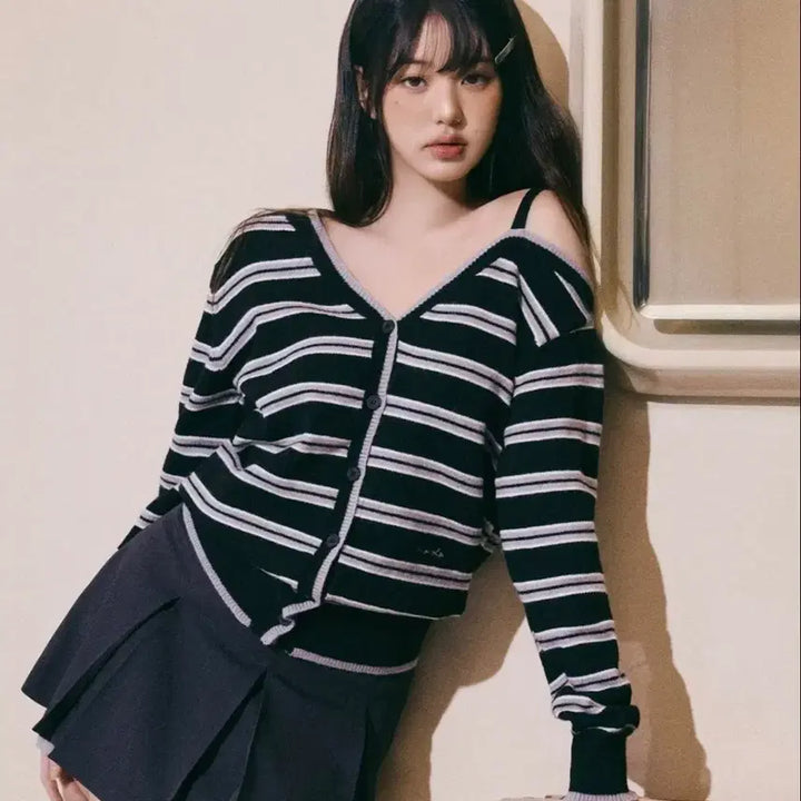 [BUNJANG] RoLAROLA Wonyoung One-Off Shoulder Striped Wool Blend Cardigan / 로라로라 원오프 숄더 스트라이프 울 혼방 가디건 블랙[장원영 pick]