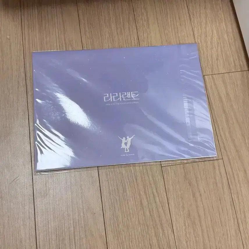 [BUNJANG] La La Land 2016 Poster &amp; 2018 Calendar Bundle / 라라랜드 2016포스터 2018달력캘린더 뱃지오리지널티켓 라이언고슬링영화