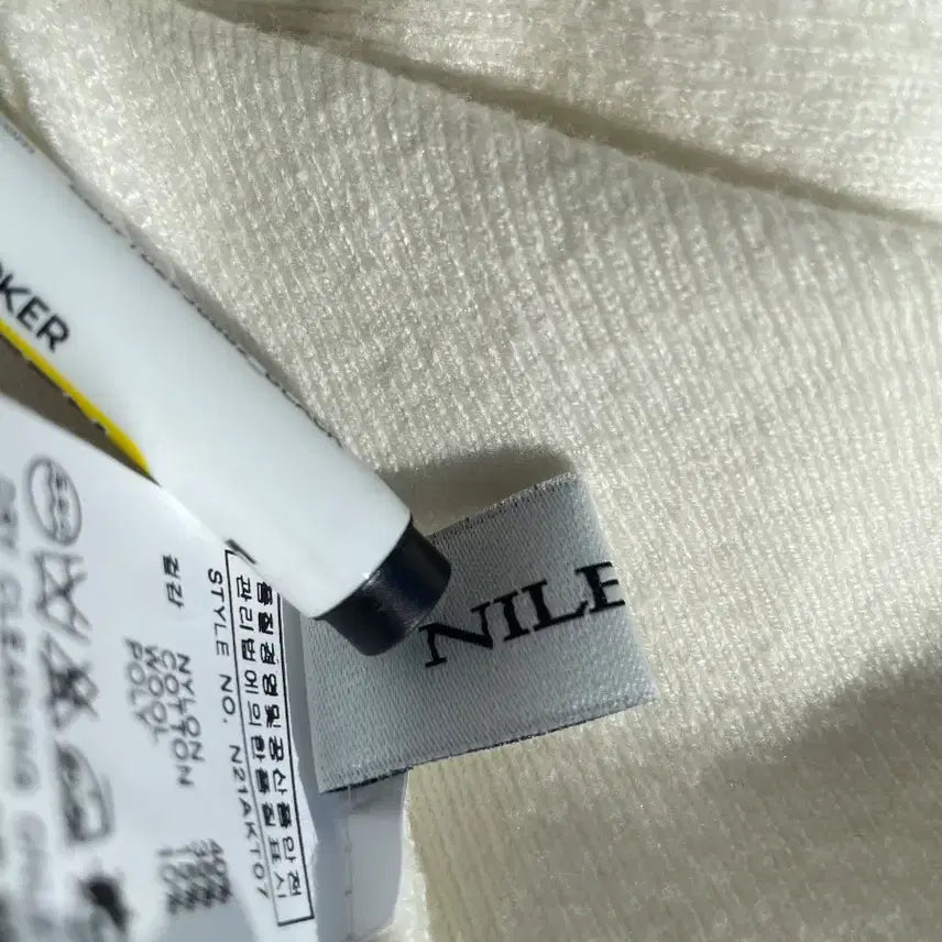 [BUNJANG] Nilby P Ivory Turtleneck Knit Sweater / Nilby P[닐바이피] 소매 트임 터틀넥 니트